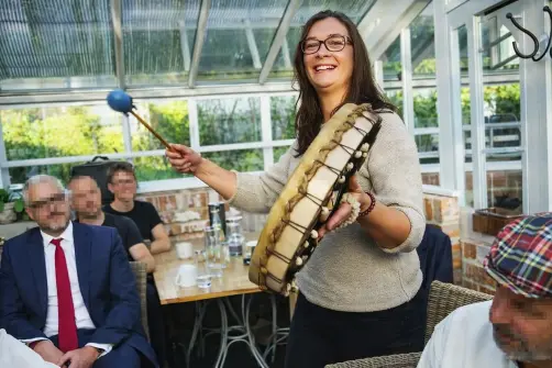 Katy Roming bei einer Trommelzeremonie